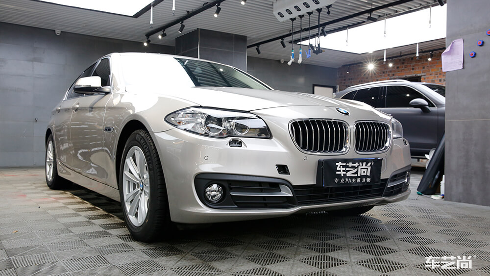 宝马汽车贴改色膜前后对比