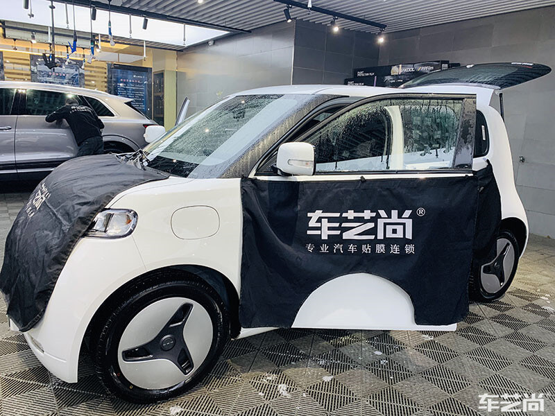 欧拉施工威固V-KOOL隔热膜过程（图三）