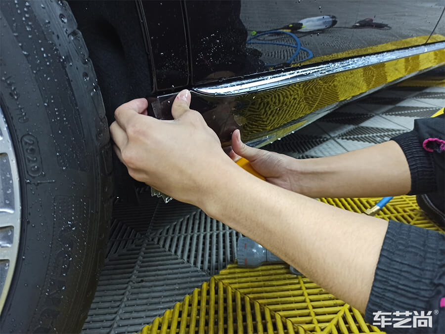 车艺尚施工精准覆膜，预留无痕包边处理（8）