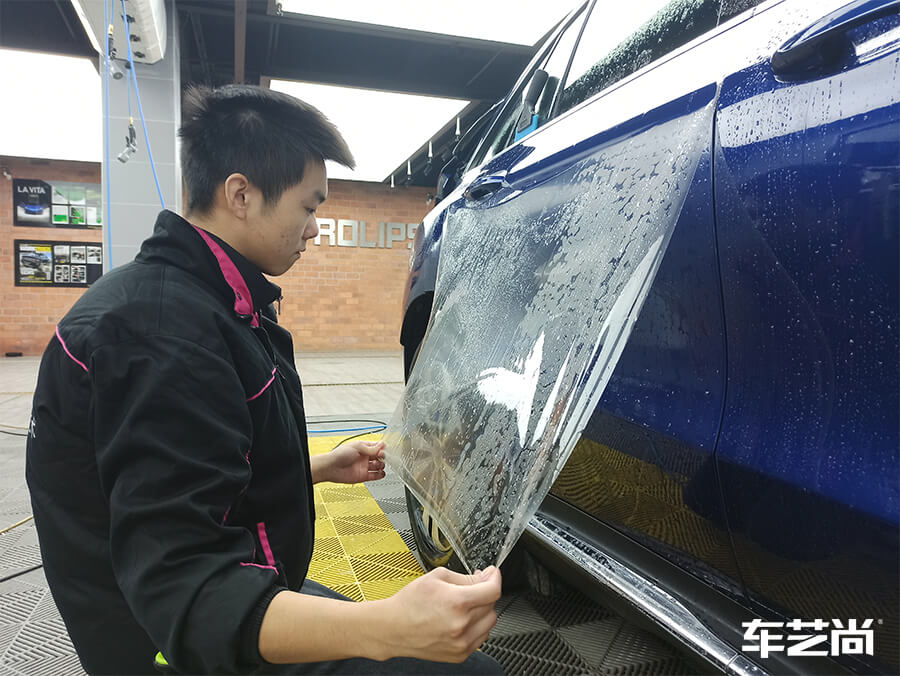 奔驰选择艺卡贴膜施工罗利普斯漆面保护膜（5）