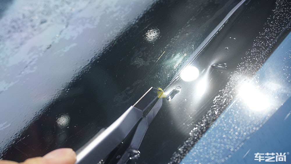 保时捷Taycan施工威固隔热膜过程（图四 垫片裁膜）