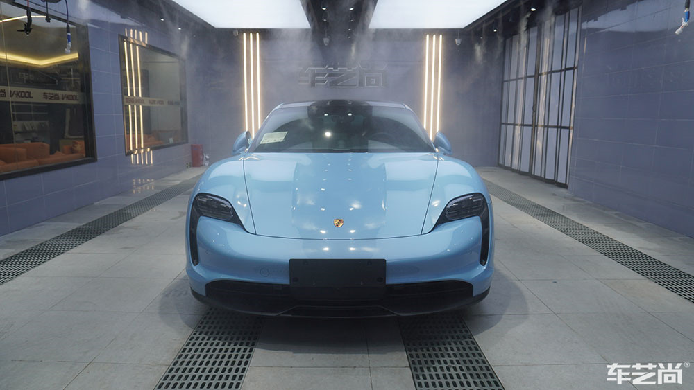 保时捷Taycan施工威固隔热膜过程（图一 无尘喷淋）