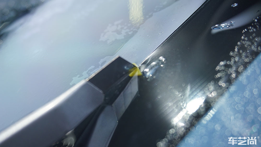 保时捷Taycan施工威固隔热膜过程（图五 垫片裁膜）