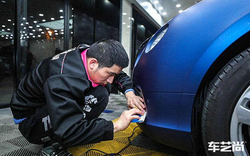 宾利欧陆施工改色膜流程展示（1）