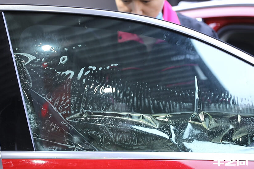 奥迪Q3选择同时装贴玻璃膜和隐形车衣，体现极致保护措施（11）