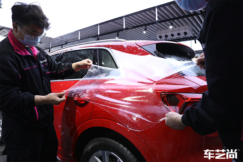 奥迪Q3选择同时装贴玻璃膜和隐形车衣，体现极致保护措施（3）