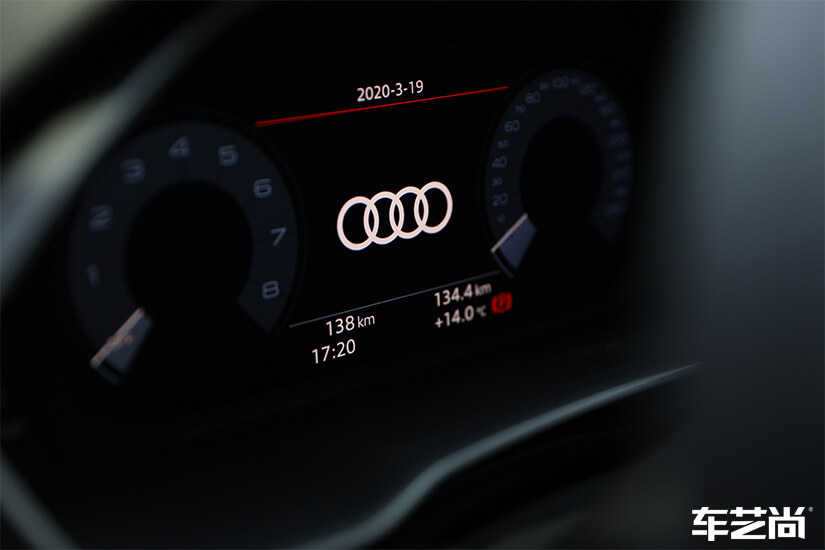 奥迪Q3选择同时装贴玻璃膜和隐形车衣，体现极致保护措施（13）