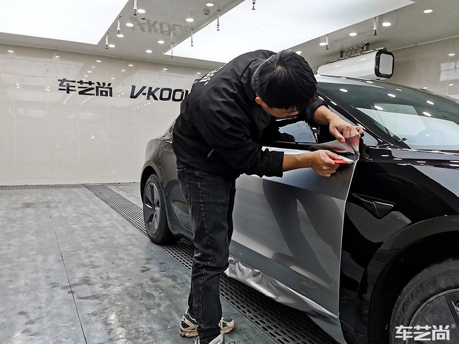 特斯拉施工银色改色膜过程（施工过程 图四）