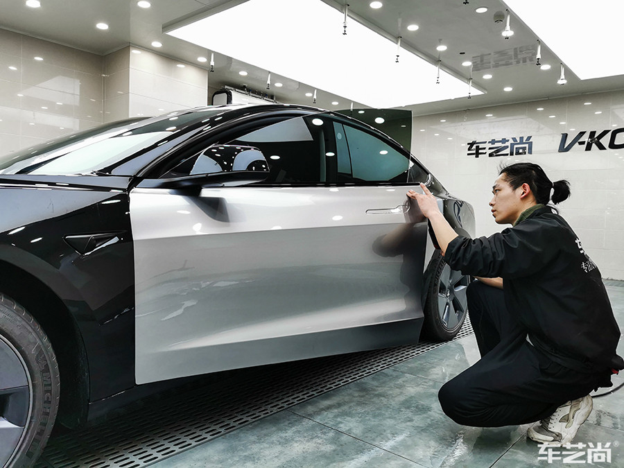 特斯拉施工银色改色膜过程（施工过程 图一）