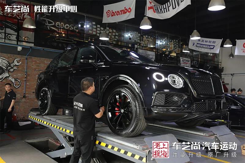 宾利添越进口烤漆亮黑处理卡钳改色8