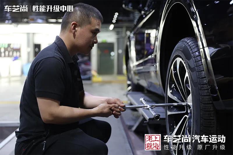 宾利添越进口烤漆亮黑处理卡钳改色2