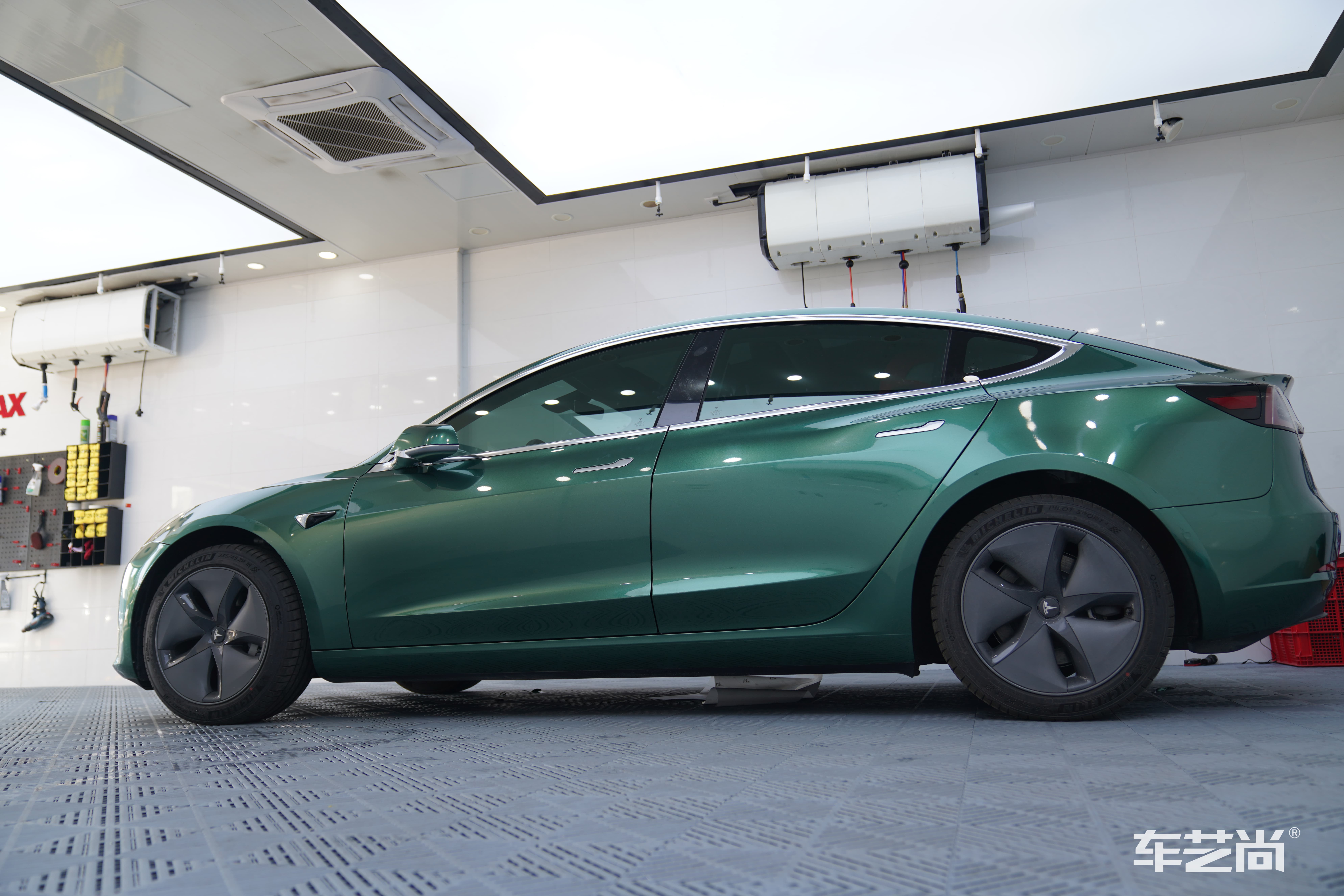 特斯拉贴亮光冷杉绿的改色膜效果怎么样？