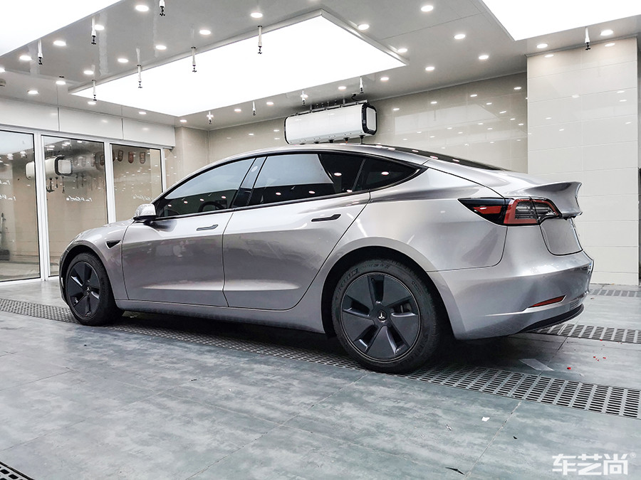 特斯拉施工银色改色膜过程（施工效果 图五）