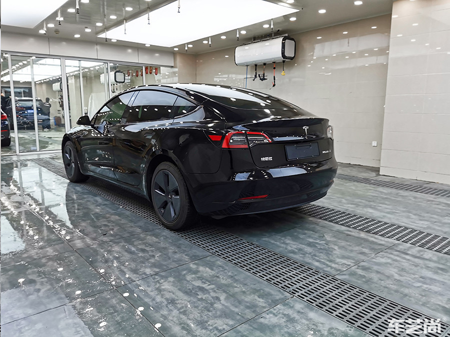 特斯拉施工银色改色膜过程（施工前 图二）