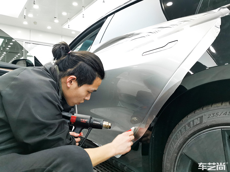 特斯拉施工银色改色膜过程（施工过程 图七）