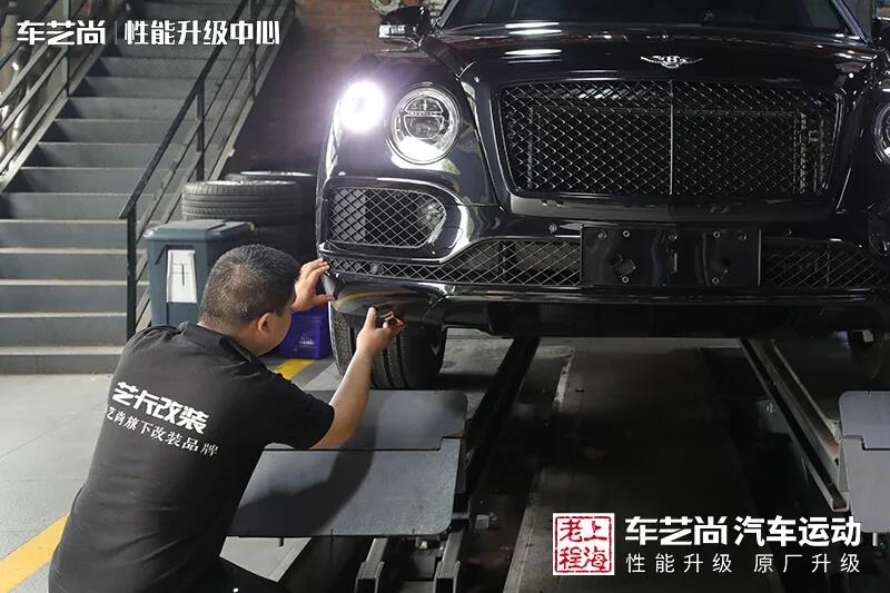 宾利添越进口烤漆亮黑处理卡钳改色7