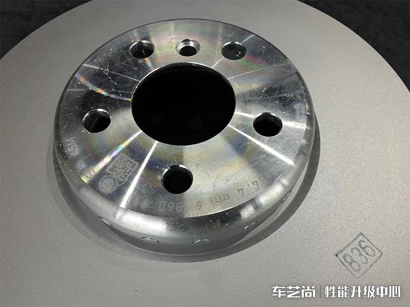 宝马X3升级原厂刹车卡钳3