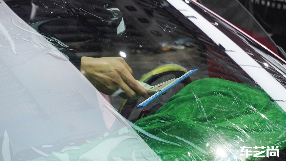 保时捷911装贴威固隔热膜，施工流程展示（4）