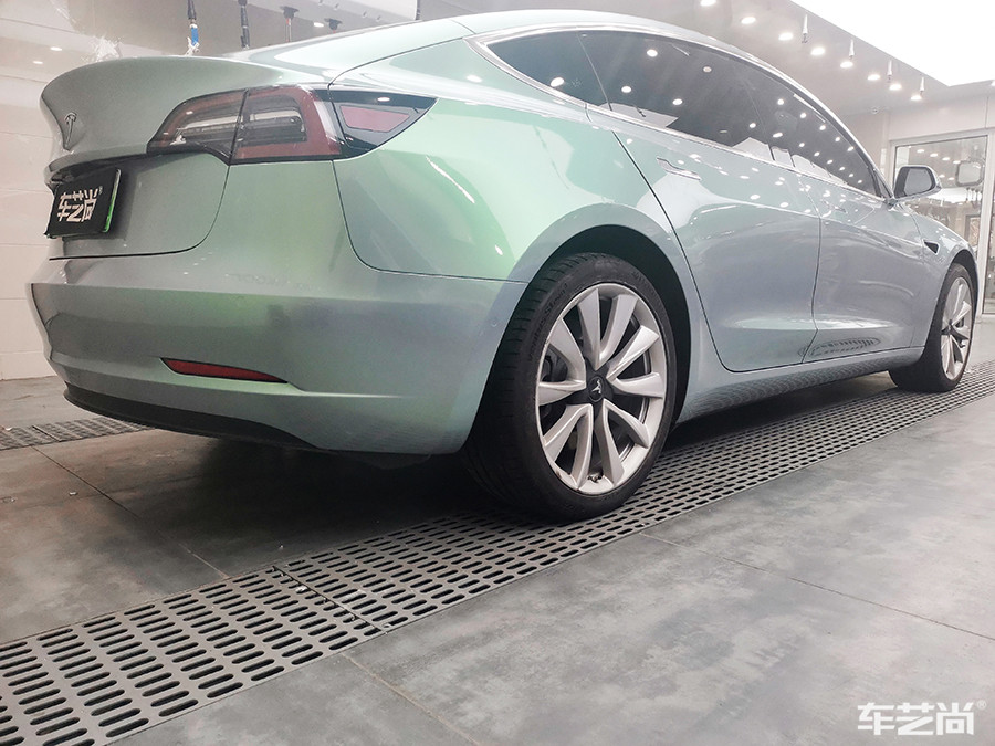 特斯拉施工冰棱绿改色膜好看吗？（施工效果 图一）