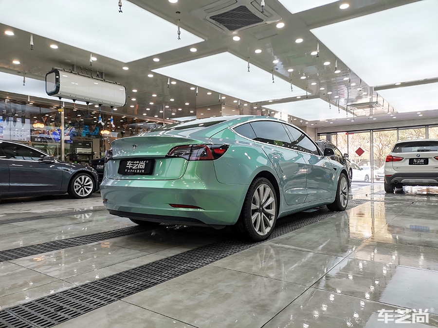 特斯拉施工冰棱绿改色膜好看吗？（施工效果 图三）