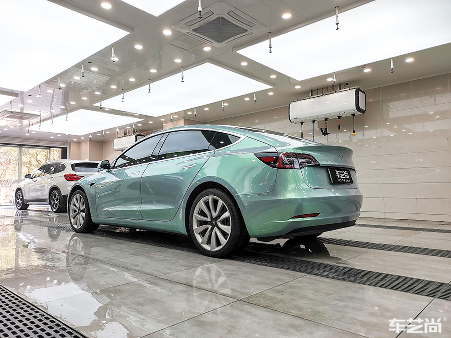 特斯拉施工冰棱绿改色膜好看吗？（施工效果 图二）