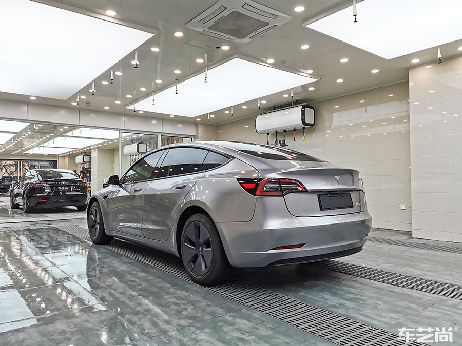 特斯拉施工银色改色膜过程（施工效果 图三）