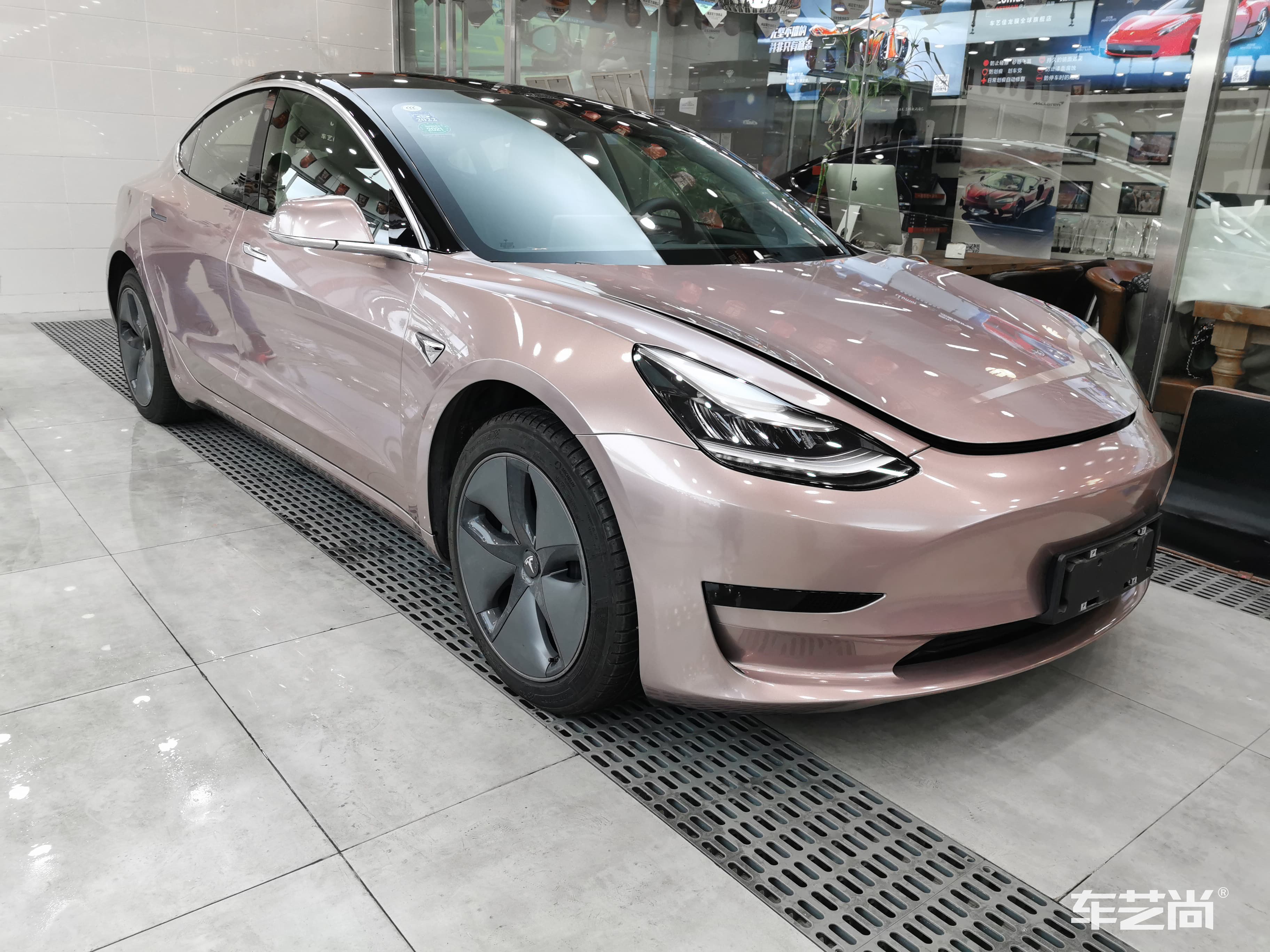 特斯拉施工冰梅粉改色膜效果好看吗？