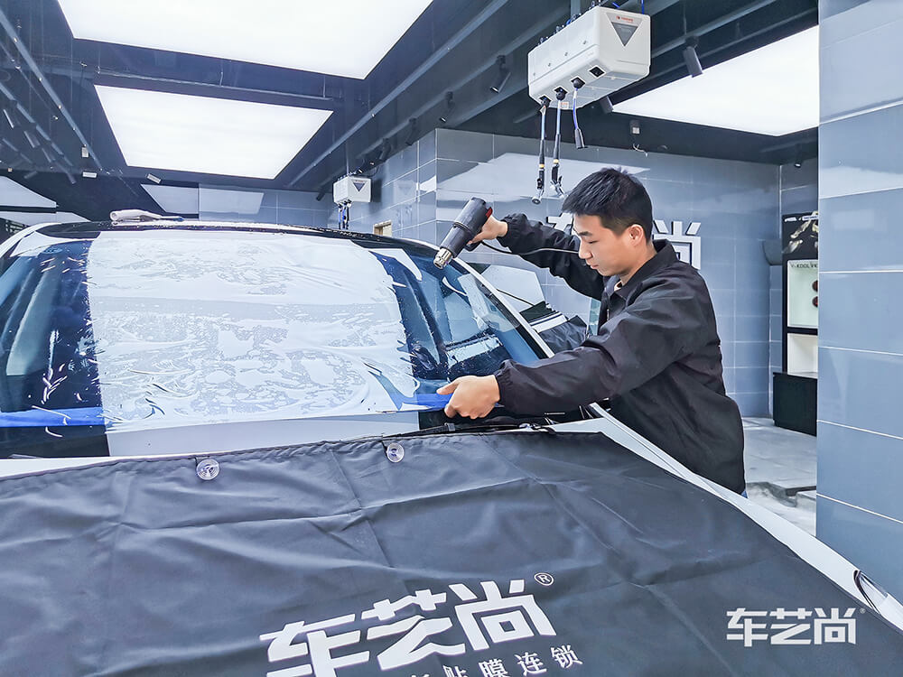 特斯拉Model Y施工龙膜玻璃膜过程展示（图二）