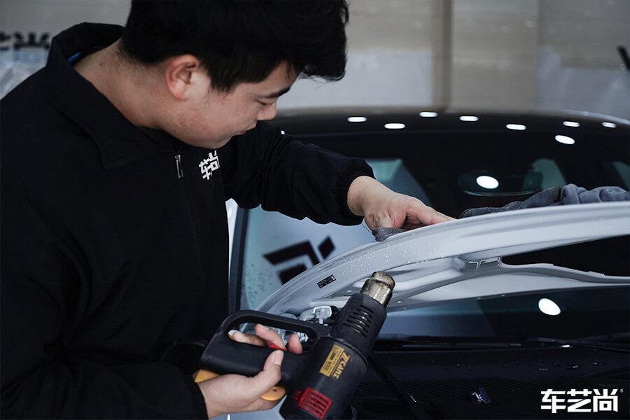 保时捷帕拉梅拉装贴威固漆面保护膜过程展示（图四）