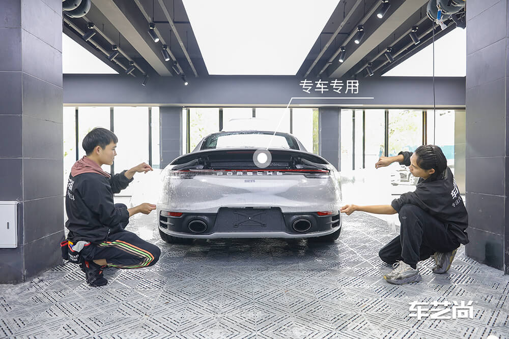 保时捷911施工威固漆面保护膜过程展示（图十二）