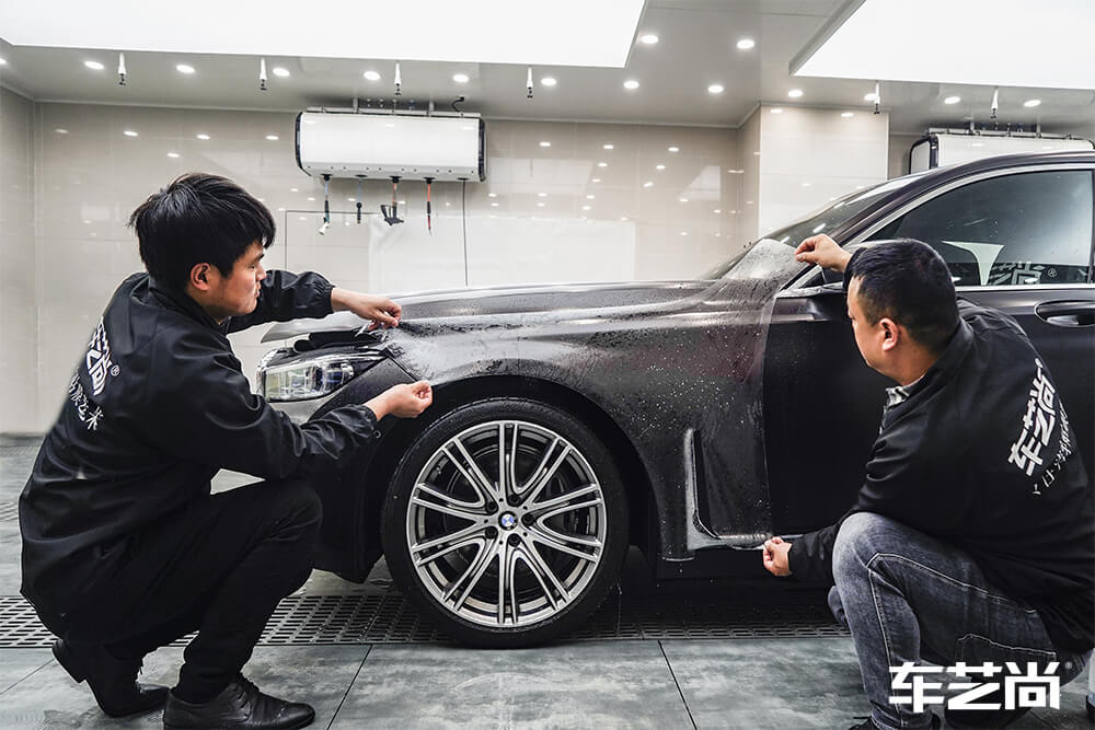 宝马7系装贴威固隐形车衣，施工流程展示（4）