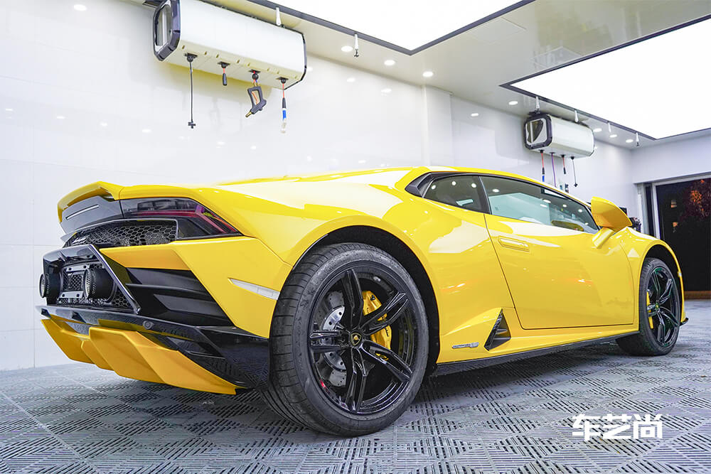 兰博基尼URUS装贴威固隐形车衣施工流程（9）