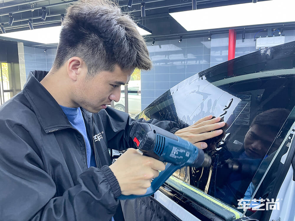 特斯拉Model Y施工龙膜玻璃膜过程展示（图三）