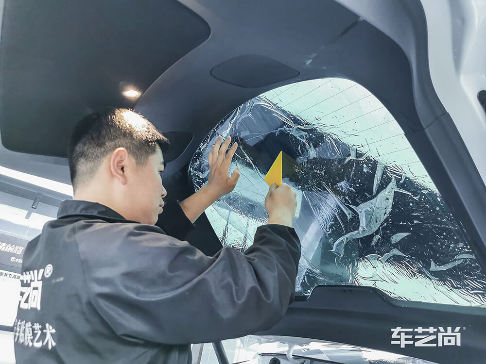 特斯拉Model Y施工龙膜玻璃膜过程展示（图五）