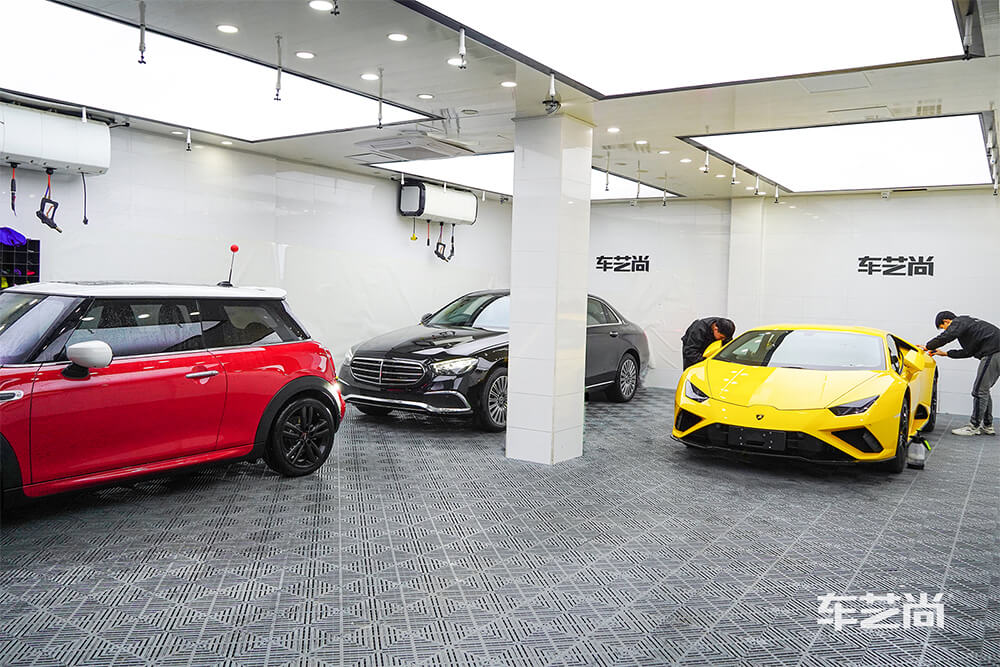 兰博基尼URUS装贴威固隐形车衣施工流程（4）