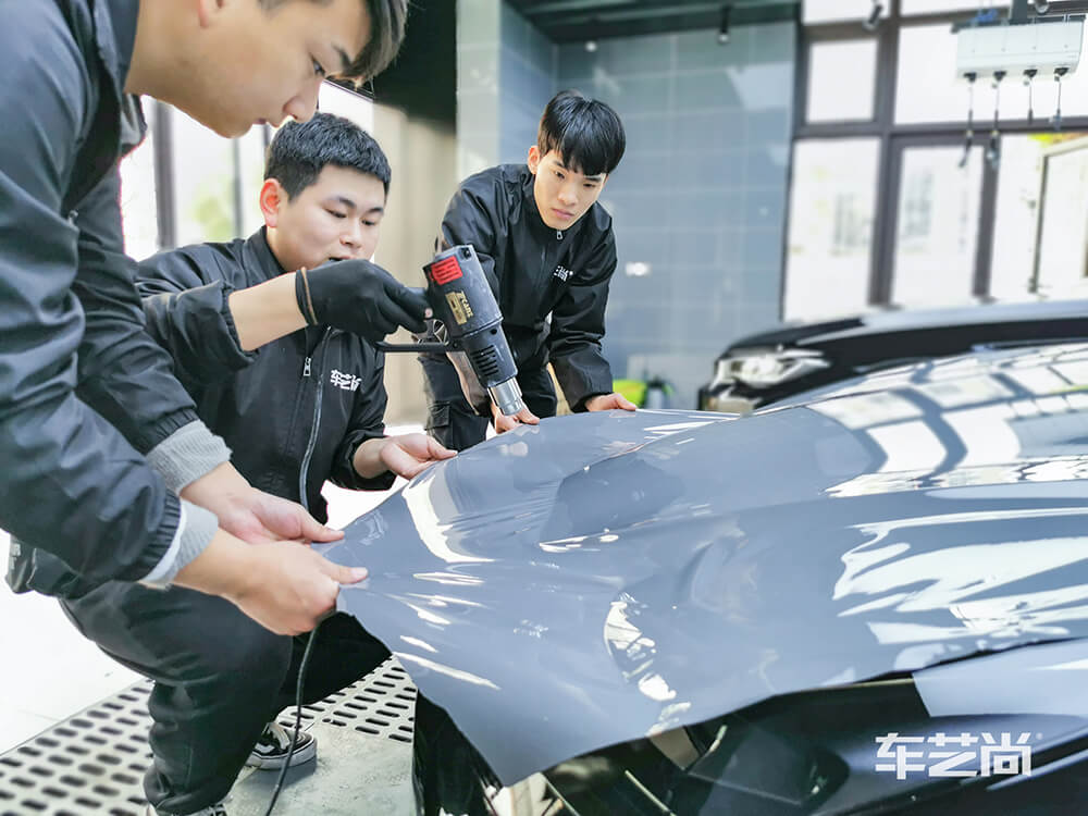 特斯拉Model 3装贴火山灰色改色膜过程（图二）