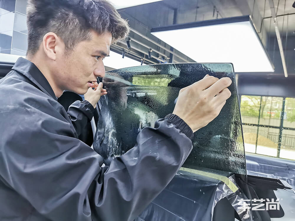 特斯拉Model Y施工龙膜玻璃膜过程展示（图四）