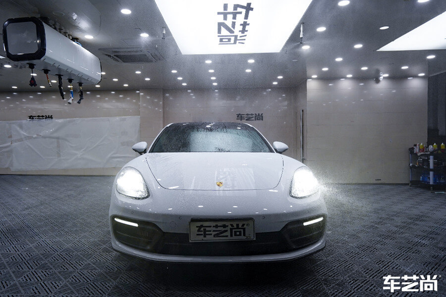 保时捷帕拉梅拉装贴威固漆面保护膜过程展示（图二 无尘喷淋）