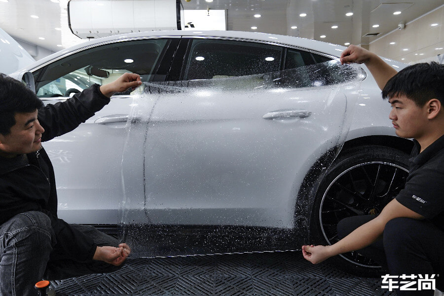 保时捷帕拉梅拉装贴威固漆面保护膜过程展示（图三）