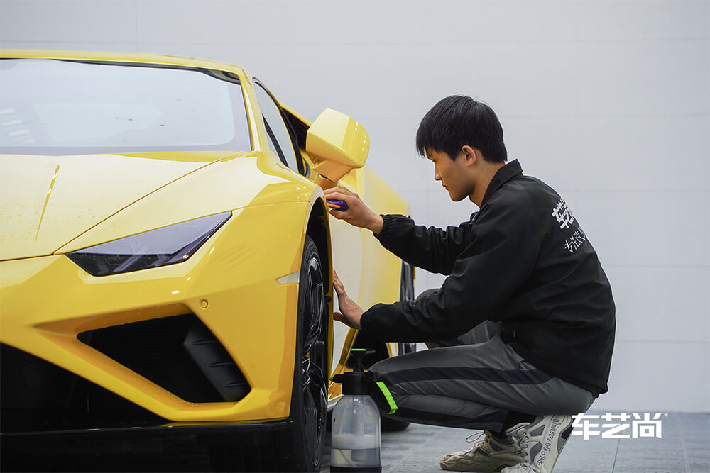 兰博基尼URUS装贴威固隐形车衣施工流程（2）
