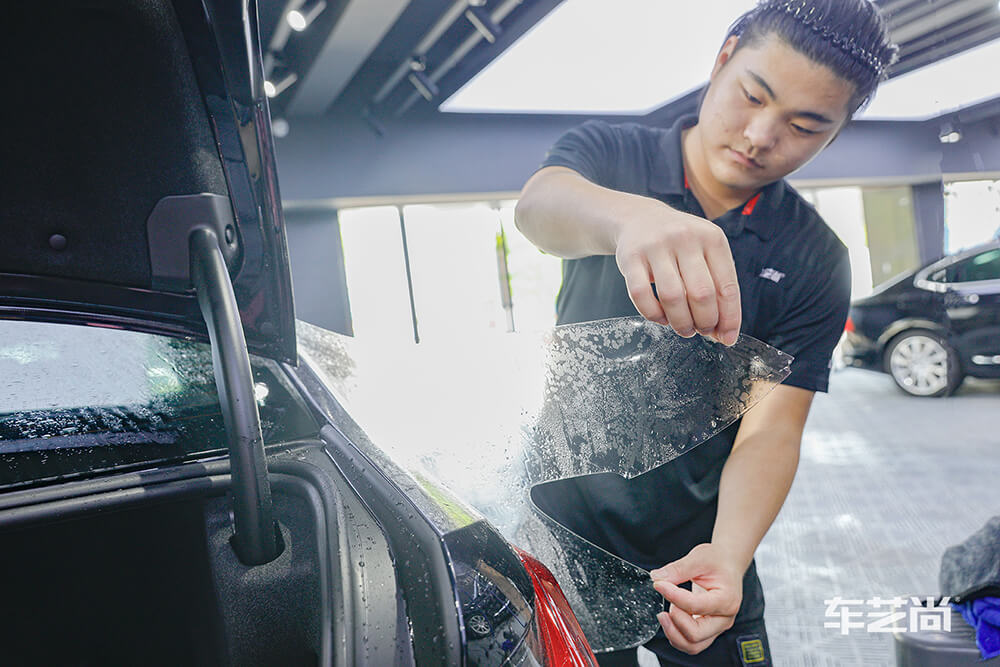 宝马330i施工威固漆面保护膜过程展示（五）