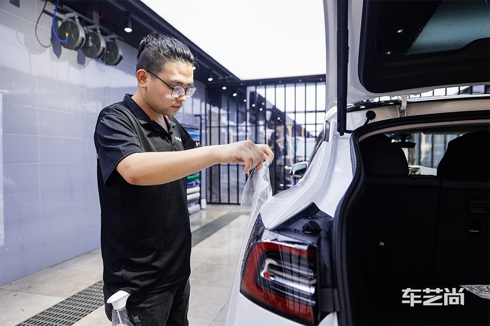 特斯拉ModelY白色施工威固漆面保护膜过程及效果展示（图八）