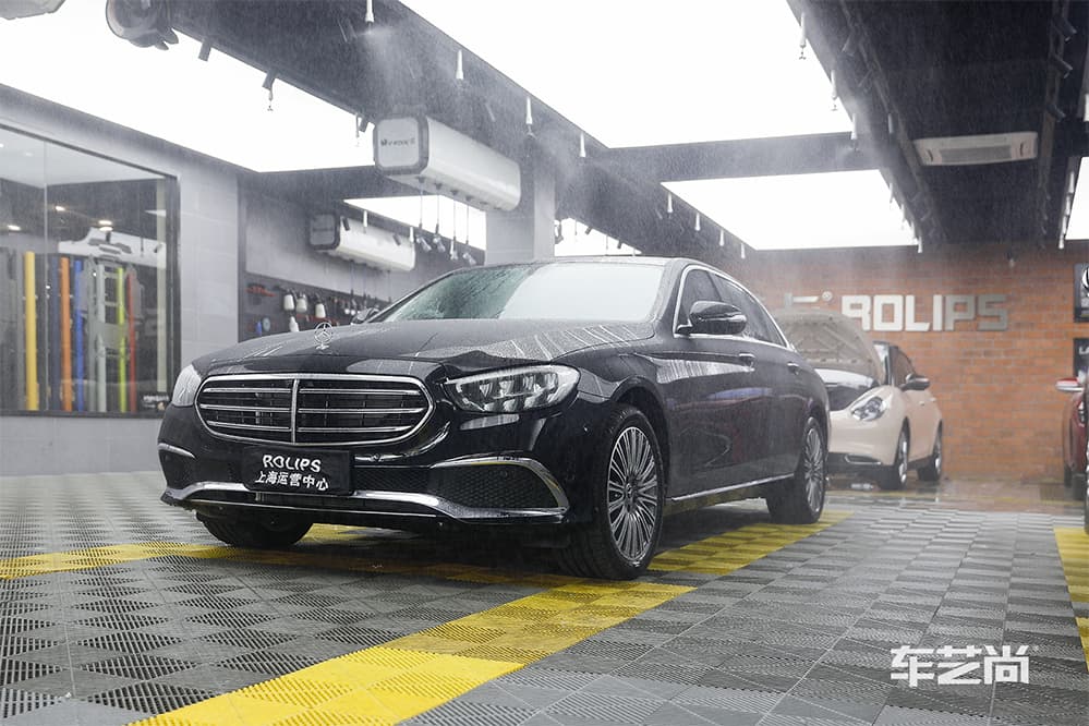 奔驰E300L黑色施工ROLIPS隐形车衣流程及效果展示（图三）