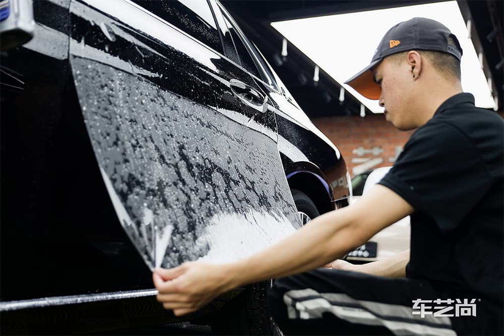 奔驰E300L黑色施工ROLIPS隐形车衣流程及效果展示（图六）