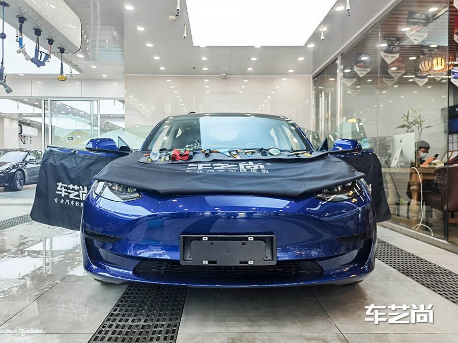 蓝色特斯拉3施工威固玻璃膜VK70+K15（图1）
