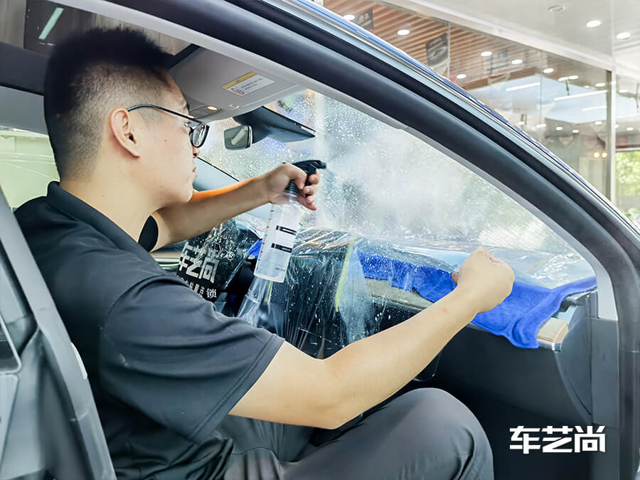 蓝色特斯拉3施工威固玻璃膜VK70+K15（图7）