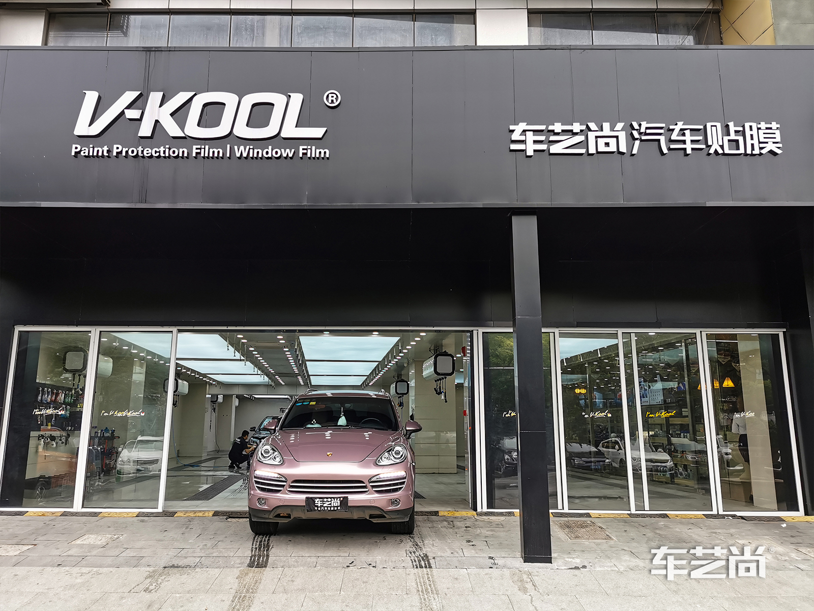 保时捷Cayenne黑色施工改色膜冰梅粉案例