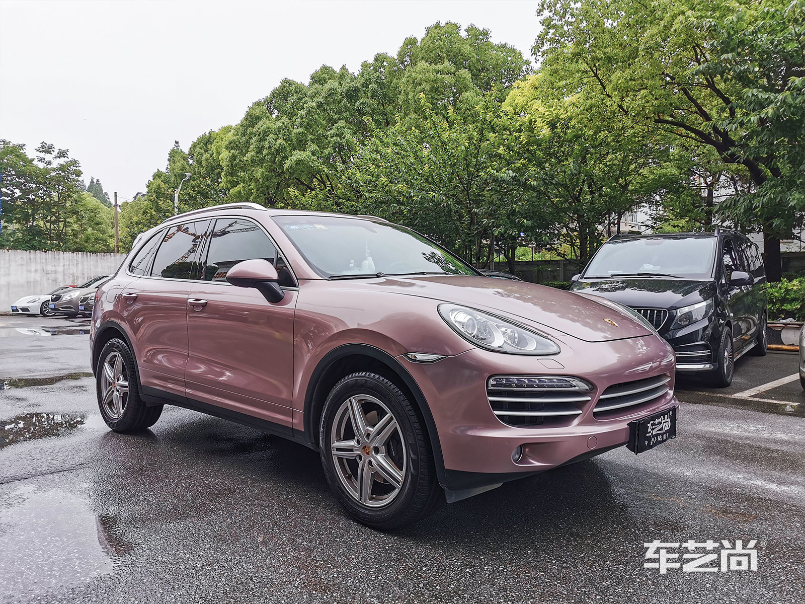 保时捷Cayenne黑色施工改色膜冰梅粉