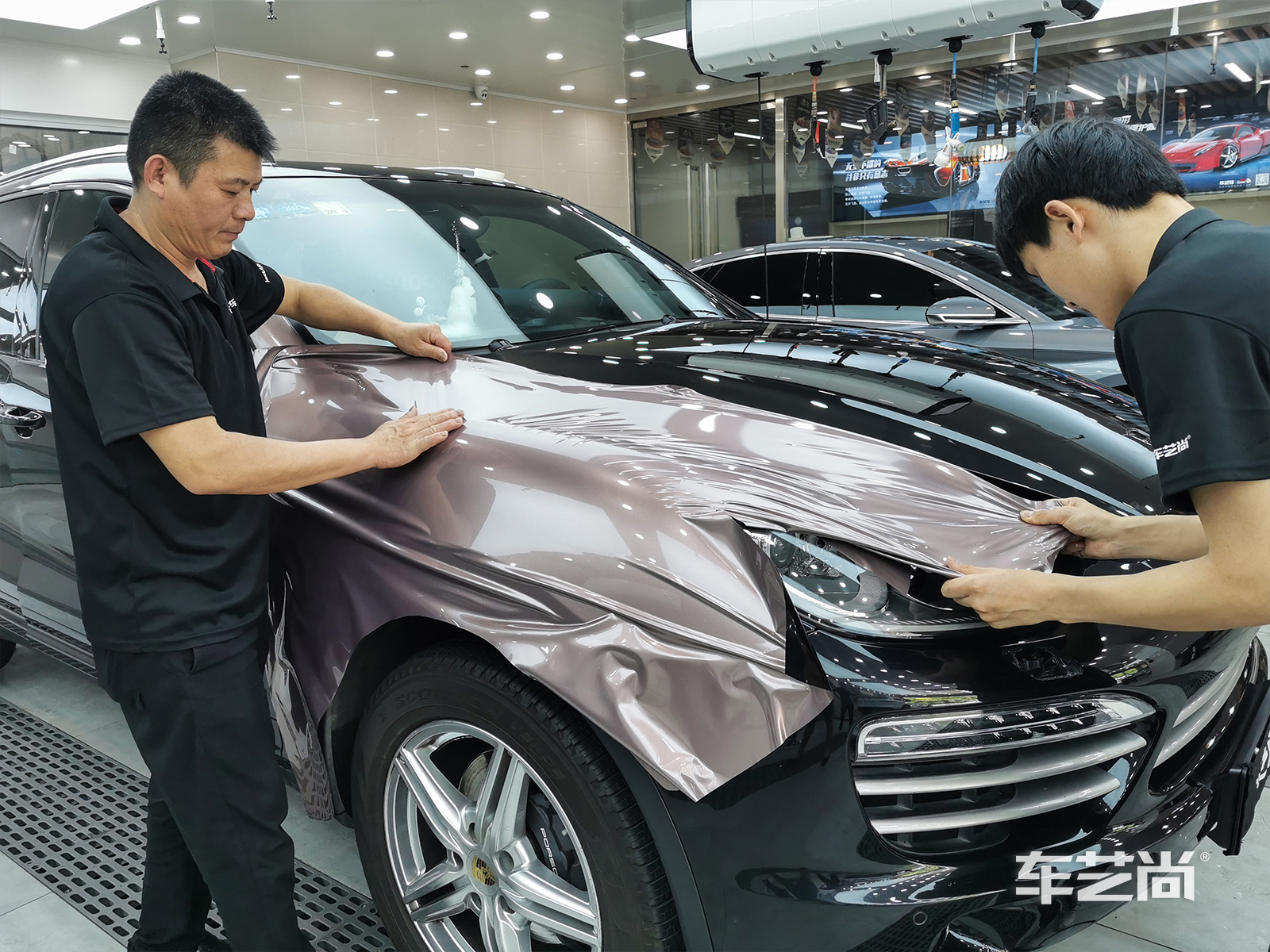 保时捷Cayenne黑色施工改色膜冰梅粉