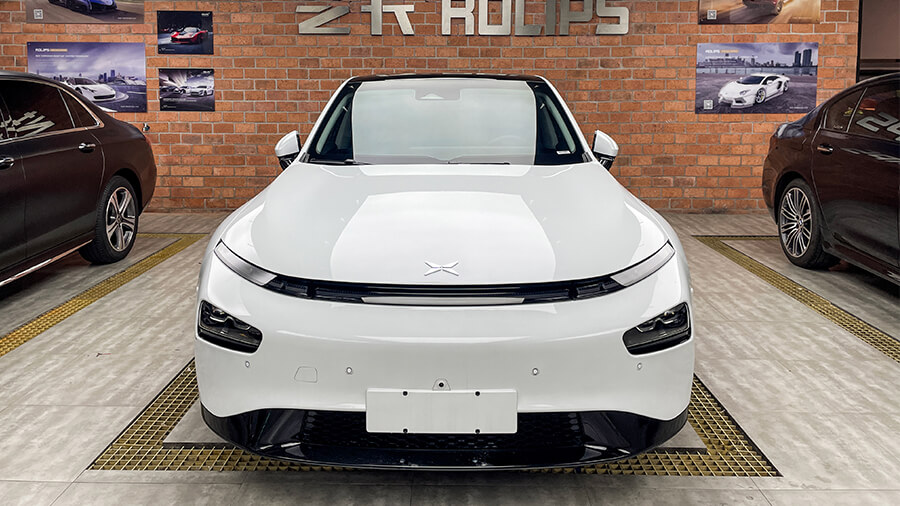 小鹏P7白色施工绿色车身改色膜（图1）